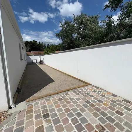 Maison Neuve A Avec Piscine Chauffee, Jardin, Et Proche - Fr-1-323-409 *