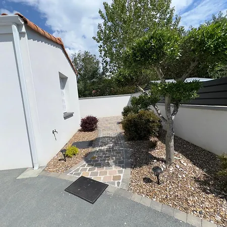 Maison Neuve A Avec Piscine Chauffee, Jardin, Et Proche - Fr-1-323-409